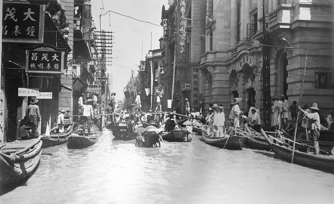 Kể từ đầu năm 1931, các trận bão và mưa lớn kỷ lục liên tục xuất hiện tại vùng lưu vực sông Dương Tử (hay còn gọi Trường Giang). Đến tháng 7 và 8, nước sông Trường Giang tiếp tục dâng cao và lên tới mức cảnh báo cao nhất.