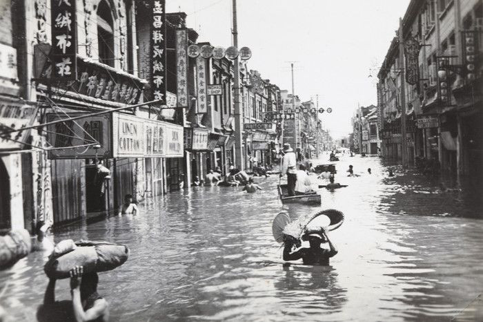 Hậu quả là một số đê bao chắn bị vỡ và gây ngập lụt nặng khu vực đồng bằng châu thổ sông Trường Giang, nặng nề nhất là khu vực Vũ Hán, Nam Kinh. Nơi ngập sâu nhất mực nước dâng cao đến 16 m và nhiều nơi bị cô lập hoàn toàn. Theo ước tính, trận lụt kinh hoàng khiến khoảng 3,7 triệu người chết vì lụt và thiếu lương thực, khiến nó trở thành một trong những thảm họa có số người tử vong cao nhất lịch sử.
