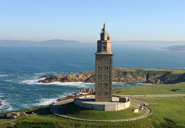 Nằm ở cảng La Coruna, Galicia, đông bắc Tây Ban Nha, tháp Hercules nổi tiếng thế giới với bề dày lịch sử và truyền thuyết có liên quan đến người khổng lồ.