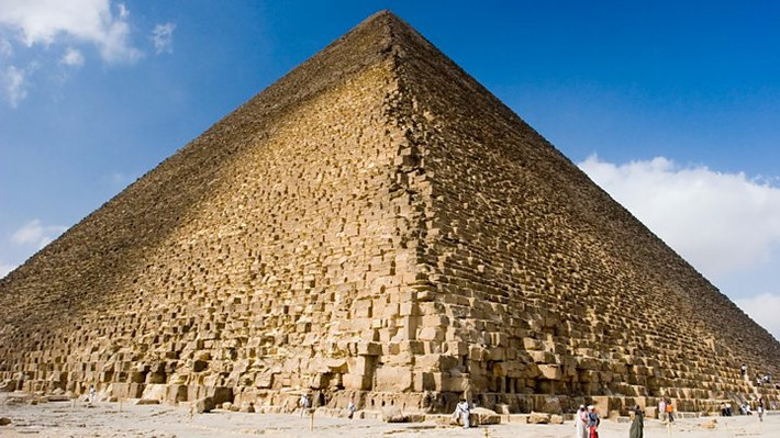 Theo ước tính, Đại kim tự tháp Giza được tạo nên từ 2,3 triệu khối đá, với tổng trọng lượng lên tới 5,9 triệu tấn.