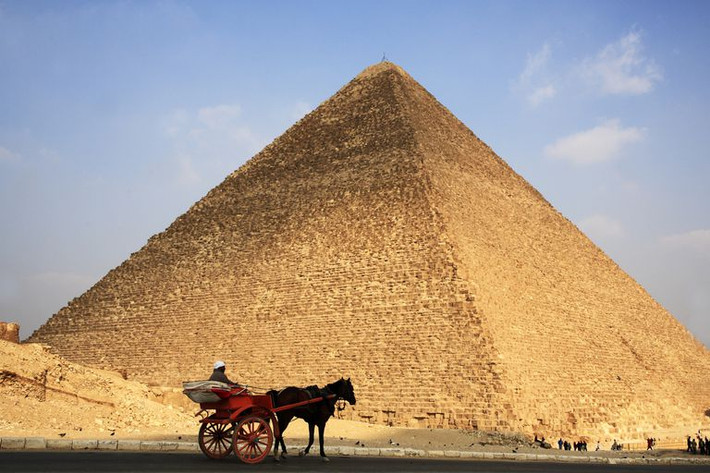 Kim tự tháp Giza quay mặt về đúng điểm Cực Bắc của Trái Đất. Theo các chuyên gia, đây là công trình hướng về Cực Bắc chuẩn xác nhất hơn bất cứ kiến trúc nào do con người tạo ra.