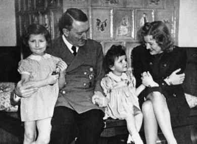 Đến tháng 5/1935, Eva cố gắng tự tử lần hai bằng cách uống thuốc ngủ. Lý do là bởi Hitler không gọi cho bà trong 3 tháng. Lần này, bà cũng tự tử không thành. Sau đó, Hitler tặng cho Eva một căn biệt thự 3 phòng ngủ và cùng chung sống trong dinh thự ở dãy Alps.