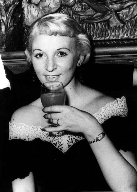 Ruth Ellis được ghi nhận là nữ tử tù cuối cùng bị treo cổ ở Anh. Ellis sinh ra và lớn lên trong một gia đình có 6 người con ở thị trấn ven biển Rhyl, Wales.