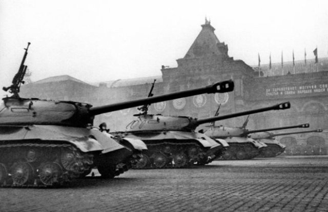 Nhà lãnh đạo Joseph Stalin quyết định tổ chức duyệt binh nhằm tôn vinh binh sĩ Hồng quân chiến đấu và đánh bại phát xít Đức.