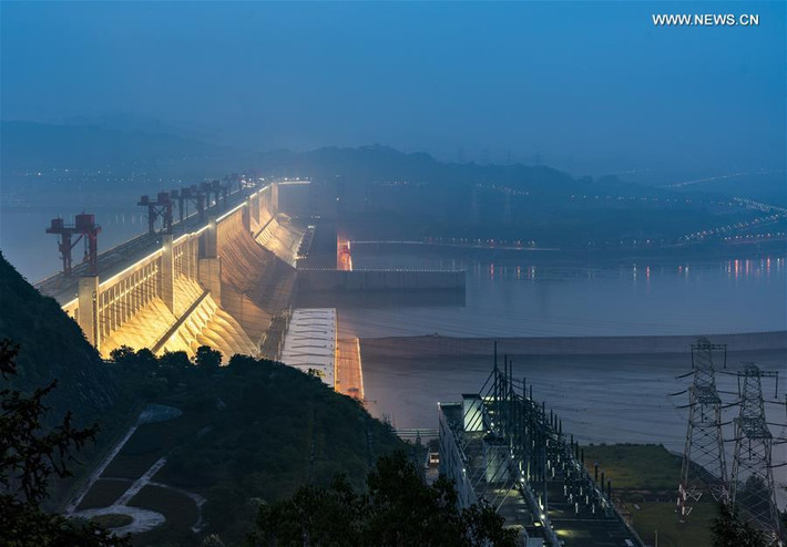 Vùng hồ chứa của đập Tam Hiệp có chiều dài trung bình khoảng 660 km, rộng 1,12 km và thể tích 39,3 km3. Tổng diện tích bề mặt nước lên tới 1.045 km2.