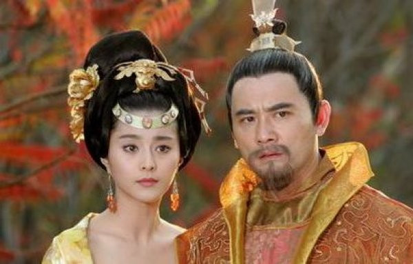 Năm 745, Đường Huyền Tông Lý Long Cơ lập Dương Ngọc Hoàn làm Quý phi. Khi ấy, Dương Quý phi 27 tuổi trong khi Đường Huyền Tông 61 tuổi.