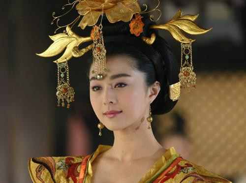 Tương truyền, Dương Quý phi có gương mặt diễm lệ đến mức hoa phải thu mình lại vì hổ thẹn.