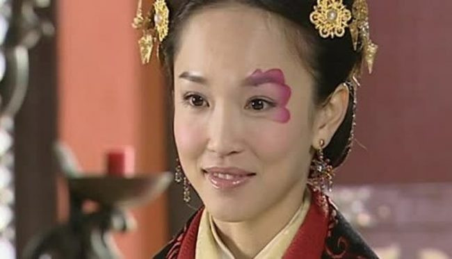 Theo sử sách, Chung Vô Diệm có trán cao, mắt sâu, chân thô, mũi hếch, cổ to. Thậm chí, nhan sắc của bà càng trở nên xấu xí hơn do có mái tóc thưa, bụng phệ, lưng gù và nước da đen nhẻm.