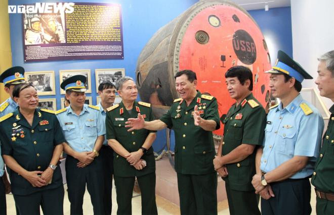 Năm 1989, Phạm Tuân trở thành Phó tư lệnh Chính trị Quân chủng Không quân. Sau đó, ông được phong hàm Trung tướng, giữ chức Tổng cục trưởng Tổng cục Công nghiệp Quốc phòng trực thuộc Bộ Quốc phòng. Ông nghỉ hưu từ cuối năm 2007. Ảnh: VTC.
