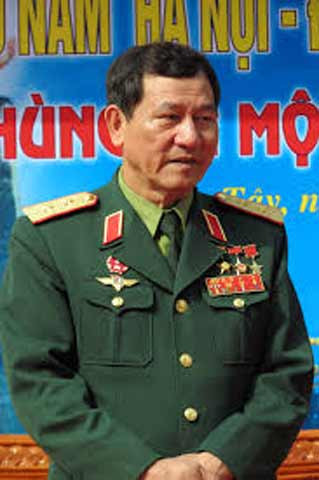 Phạm Tuân tốt nghiệp Trường phi công quân sự ở Liên Xô. Ông cũng là người đầu tiên bắn hạ được loại máy bay này từ trên không và trở về an toàn khi bắn rơi máy bay B52 của Mỹ vào đêm 27/12/1972. Vào năm 1973, Phạm Tuân được phong danh hiệu Anh hùng Lực lượng Vũ trang nhân dân. Ảnh: baotanglichsu.