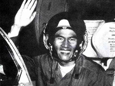 Sinh ngày 14/2/1947 tại xã Quốc Tuấn, huyện Kiến Xương, tỉnh Thái Bình, anh hùng Phạm Tuân đi vào lịch sử là người Việt Nam và châu Á đầu tiên bay vào vũ trụ. Ảnh: baotanglichsu.