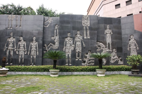 Sau khi đi vào hoạt động đến năm 1954, nhà tù Hỏa Lò là nơi giam giữ nhiều tù nhân chính trị, những người ái quốc chống lại chính quyền thực dân Pháp. Trong số này có nhiều chiến sĩ cách mạng nổi tiếng lịch sử Việt Nam như: Nguyễn Văn Cừ, Trường Chinh, Lê Duẩn, Nguyễn Văn Linh, Đỗ Mười, Hoàng Quốc Việt, Nguyễn Đức Cảnh, Hoàng Văn Thụ, Nguyễn Lương Bằng, Trần Đăng Ninh…