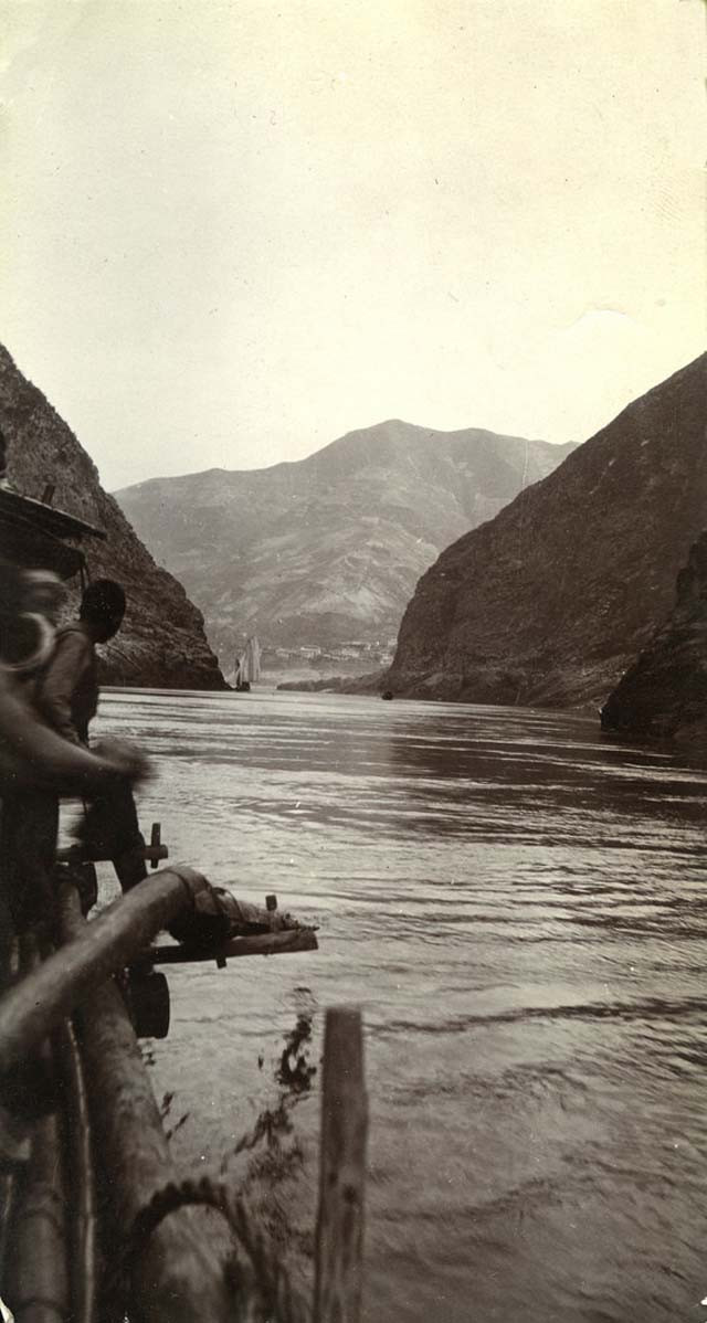 Hai bên sông Dương Tử là núi non hiểm trở.