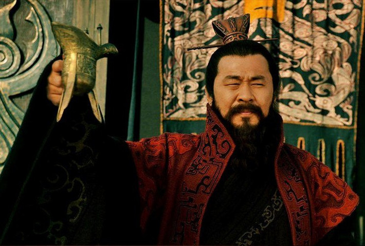 Cuối cùng, Tào Xung cho người cân số đá trên thuyền và biết được tổng trọng lượng của con voi trước sự thán phục và kinh ngạc của cha và các quan lại. Vì vậy, Tào Tháo rất muốn người con này sẽ kế nghiệp sự nghiệp của mình.