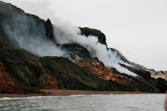 Nằm ven biển phía đông Cape Bathurst, thuộc lãnh thổ Tây Bắc của Canada, đồi Smoking Hills được đoàn thám hiểm người Ireland và thuyền trưởng Robert McClure phát hiện vào đầu những năm 1800.