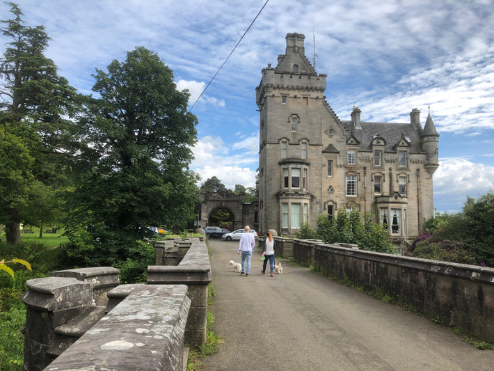Nằm ở Milton, gần thị trấn Dumbarton, Scotland, cầu Overtoun là nơi nhiều con chó tìm đến cái chết hết sức bí ẩn.