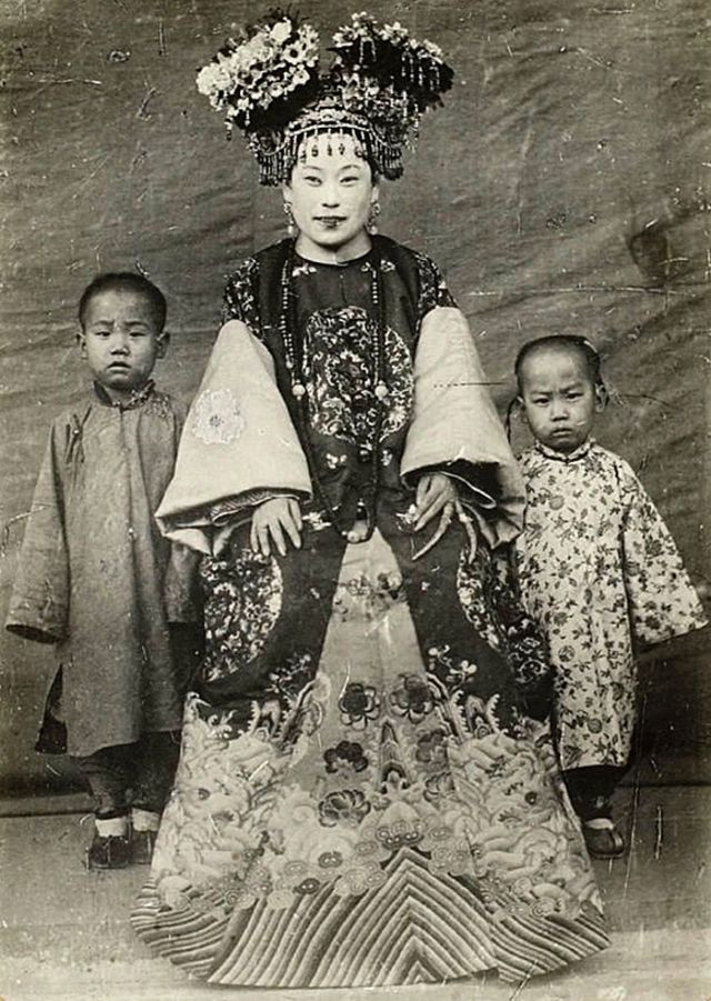Kế đến, bộ móng giả thể hiện địa vị cũng như sự quý phái của người đeo chúng. Phi tần nào càng có địa vị cao quý trong cung thì sẽ sử dụng những bộ móng giả đắt tiền và trang trí cầu kỳ nhất.
