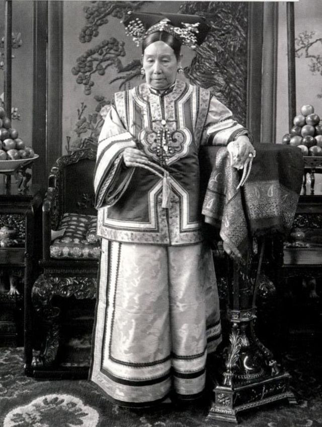 Theo các nhà nghiên cứu, phi tần thời nhà Thanh sử dụng các bộ móng giả vì một số mục đích. Đầu tiên là bộ móng giả giúp bảo vệ móng thật của các phi tần không bị trầy xước.