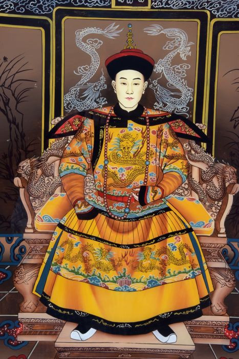 Nếu như giặt giũ như quần áo bình thường thì có thể làm biến dạng những hoa văn thêu trên long bào.