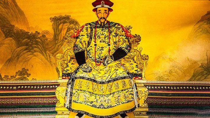 Long bào của nhà vua được những thợ may, thợ thêu giỏi nhất làm ra với những nguyên liệu tốt nhất.