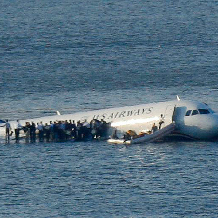 Quyết định này của cơ trưởng Sullenberger đã tạo ra "phép màu" cứu sống toàn bộ 155 người trên chuyến bay. Dù vậy, một số người trên chuyến bay bị thương nhẹ.
