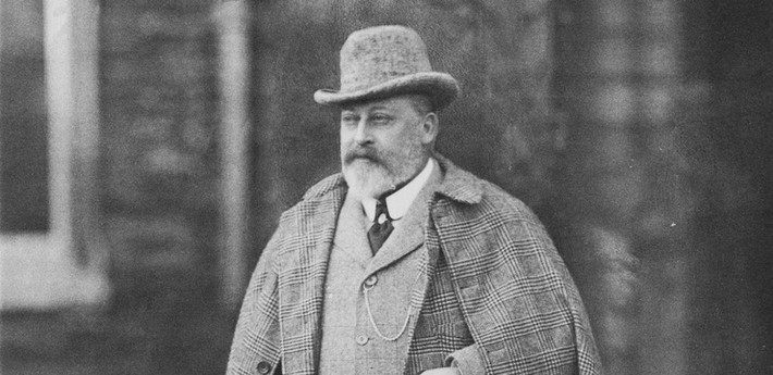 Ngay từ khi là một hoàng tử, Edward VII bộc lộ bản tính ham vui, chìm đắm trong nữ sắc. Cha của ông là hoàng thân Albert thất vọng vì con trai không chú tâm học hành, sa vào chốn ăn chơi. Ngay cả khi hoàng thân Albert cho con trai vào quân đội để rèn luyện nhằm thay đổi tâm tính thì hoàng tử Edward VII vẫn "chứng nào tật nấy".