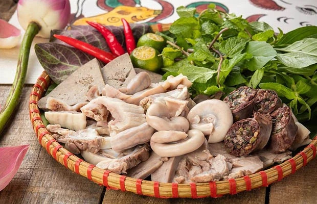 Ruột già là bộ phận nằm trong hệ tiêu hóa của lợn nên rất bẩn. Nếu bạn thích ăn lòng lợn thì sau khi mua về phải rửa thật sạch để đảm bảo không còn chất thải. Tuy nhiên, cũng chỉ nên ăn ít, nếu không sẽ ảnh hưởng đến sức khoẻ.
