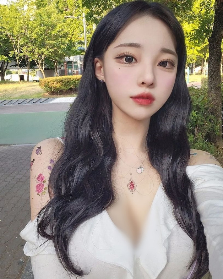 Hot girl Mi Ming, người Hàn Quốc, nổi tiếng với khuôn mặt thanh tú và dễ thương với đôi mắt tròn, sống mũi dọc dừa, đôi môi trái tim và làn da trắng mịn.