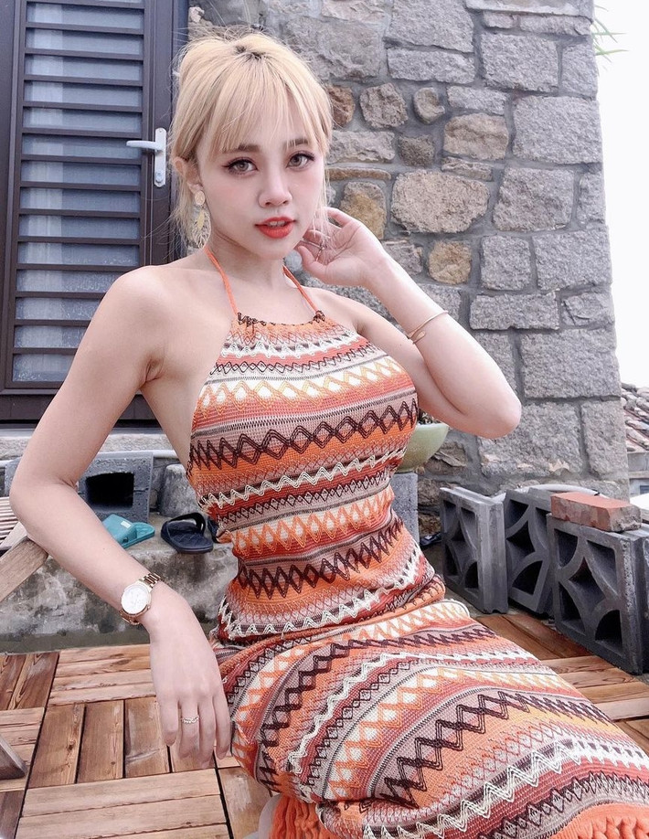 Theo tìm hiểu, nhờ sở hữu khuôn mặt ăn ảnh, dáng dấp chữ S thu hút, Nhan Lâm lọt vào mắt xanh của công ty người mẫu JKF.