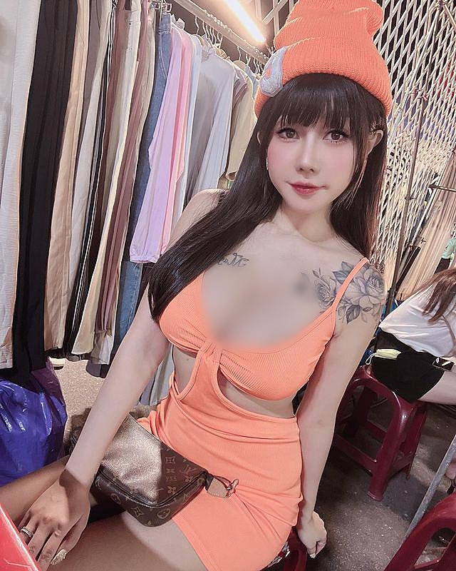 Có những chiếc áo của cô nàng quá ngắn, quá hở, rất phản cảm, đặc biệt là những chiếc áo, chiếc váy theo mốt hở chân ngực.