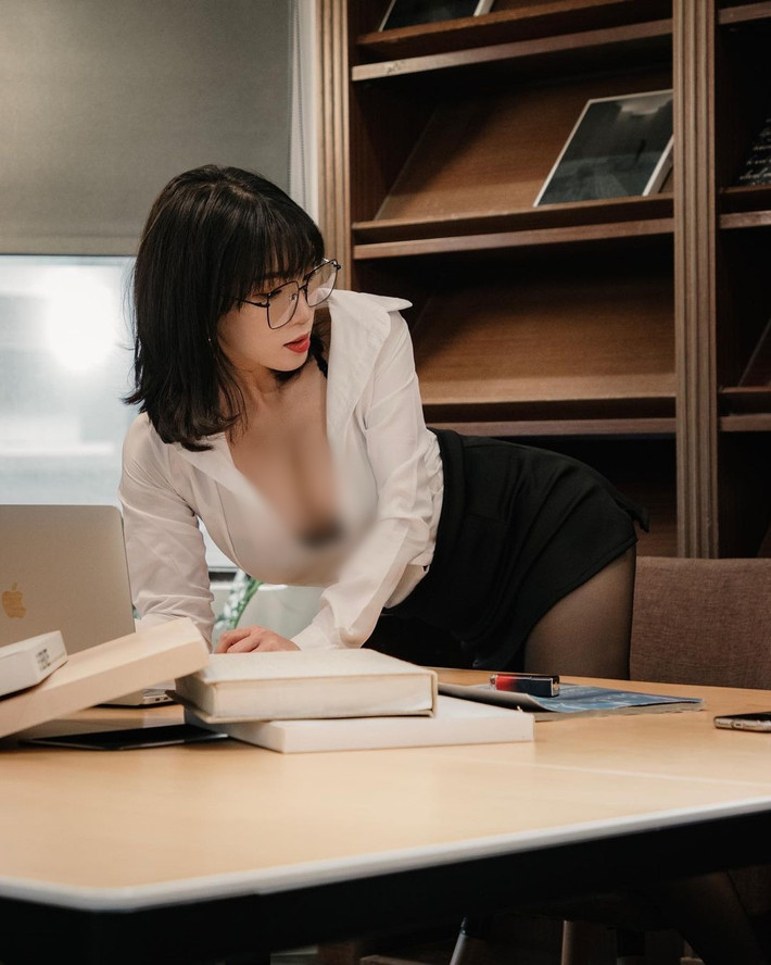 Đồng thời, Ariea cũng là một giảng viên môn công nghệ thông tin có tiếng. Trước đây bộ ảnh cô nàng diện đồ công sở hở hang cũng từng gây xôn xao, khiến nhiều người "nóng mắt".