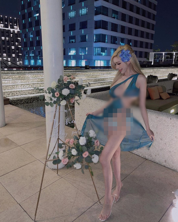 Bất chấp những lời đàm tiếu về nhan sắc dao kéo, hot girl Tiểu Yên vẫn thường xuyên xuất hiện với dáng vẻ bốc lửa, gợi cảm.