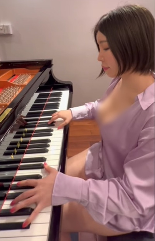 Những ngày gần đây, cư dân mạng Nhật Bản lan truyền hình ảnh về một hot girl diện đồ hở hang, táo bạo chơi piano. Trong hình ảnh này, hot girl Nhật Bản chỉ diện duy nhất một chiếc áo sơ mi màu tím cổ rộng, để lộ vòng một khủng không che chắn gì.
