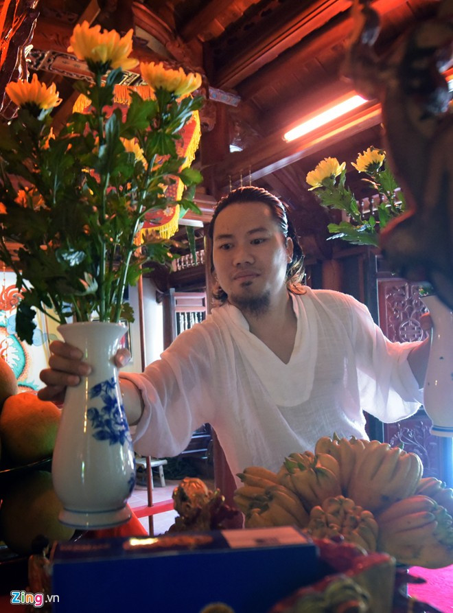 Trong ngày mồng 1 âm lịch hoặc ngày rằm, Vượng Râu từ chối nhận show để trở về với ngôi nhà lo việc thờ cúng Tổ tiên.