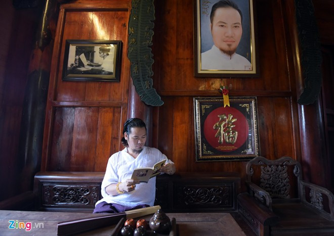 "Tôi muốn cho hai cháu nhỏ nhà mình rời khỏi không gian đô thị chật hẹp để về đây sinh hoạt và biết thêm những tập tục văn hóa truyền thống Bắc bộ" - Vượng Râu nói.