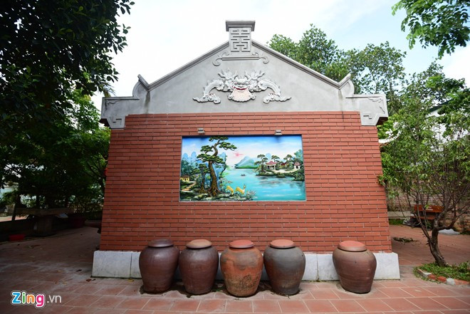 Phía sau ngôi nhà của Vượng Râu là bức phù điêu nổi với cảnh non nước hữu tình do các thợ Hà Tây đắp bằng tay.