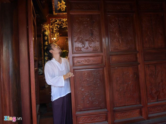 Dù mua đất đã lâu nhưng vào năm 2012, nghệ sĩ Vượng Râu mới tính tới chuyện xây nhà và làm phủ thờ. Anh coi đây như mối duyên nợ với ngôi chùa cổ xưa kia.