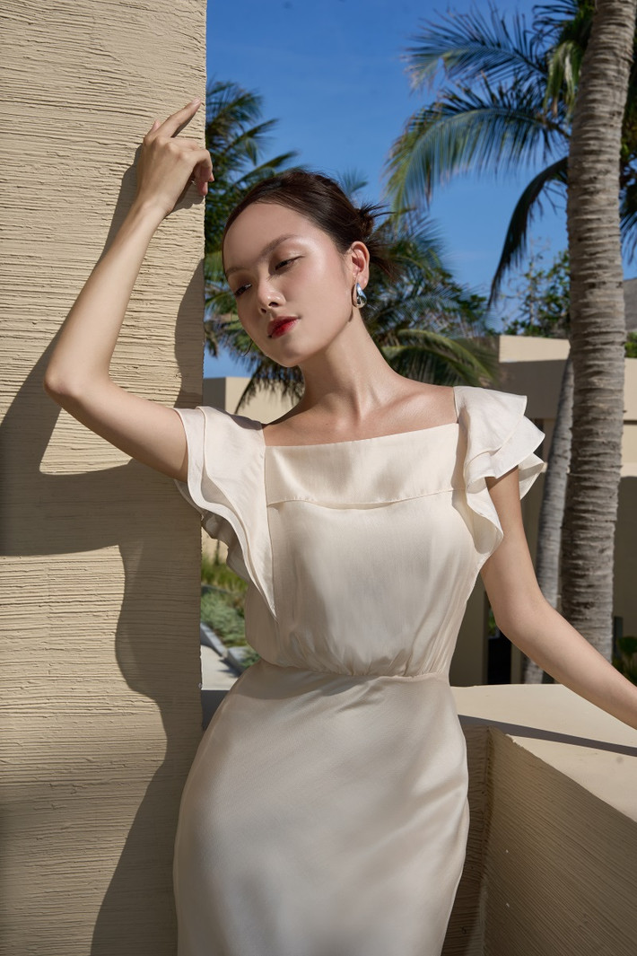 Không chỉ dành cho những buổi dạo chơi thăm thú, đầm cổ vuông cũng có thể phối hợp đa dạng để tạo ra những trang phục thú vị cho mọi tình huống. Từ việc kết hợp với sandals và túi xách nhỏ cho những buổi gặp gỡ bạn bè đến việc phối cùng với giày cao gót và phụ kiện lấp lánh cho những bữa tiệc sang trọng, đầm cổ vuông là sự lựa chọn linh hoạt và đa dạng cho mọi cơ hội.