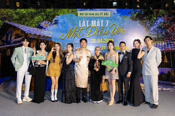 Ngoài ê-kíp phim, buổi ra mắt Lật mặt 7 còn có sự góp mặt của dàn sao như: Bảo Hân, Lê Bống, MC Thảo Vân, MC Công Tố...