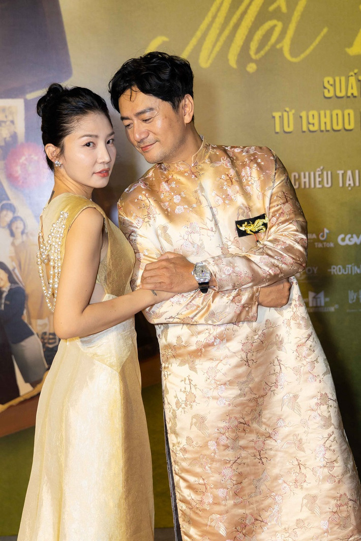 Cùng với Lý Hải - Minh Hà, dàn diễn viên phim Lật mặt 7 cũng có mặt tại sự kiện. Diễn viên Trương Minh Cường chụp ảnh cùng bạn diễn. Trong phim cặp đôi đóng vai vợ chồng.