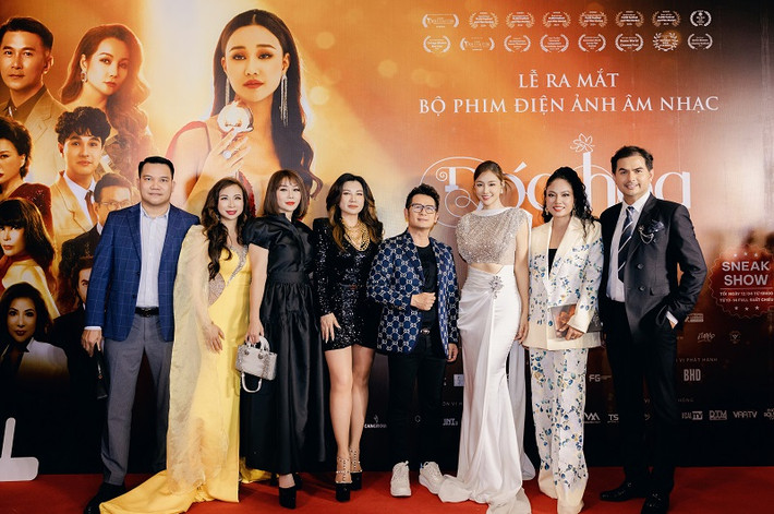 Sau khi ra mắt tại Mỹ, ê-kíp sản xuất phim "Đóa hoa mong manh" đã tổ chức buổi giới thiệu phim tại Việt Nam. Sự kiện quy tụ dàn sao khủng đến tham dự. Ca sĩ Bằng Kiều góp mặt để chúc mừng vợ cũ Trizzie Phương Trinh và đạo diễn Mai Thu Huyền cùng ê-kíp.
