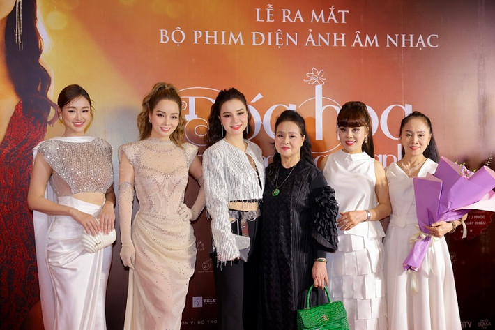 Mẹ ruột và người thân trong gia đình đến chúc mừng dự án của Mai Thu Huyền.