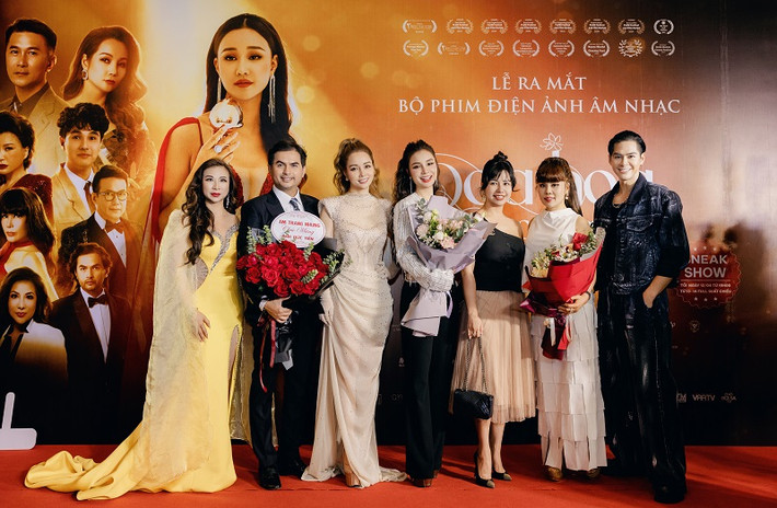 Trước khi công chiếu tại Việt Nam, "Đóa hoa mong manh" đã có cơ hội tham gia nhiều Liên hoan phim quốc tế trên thế giới và đạt tổng cộng 9 giải thưởng khác nhau. Trong đó có 6 giải thưởng tại LHP FLOW ở Florida, Mỹ bao gồm: Bộ phim hay nhất, Bộ phim có nhạc gốc xuất sắc nhất, Diễn viên nữ chính xuất sắc nhất cho Maya, Diễn viên nữ phụ xuất sắc nhất cho Mai Thu Huyền, Jacqueline Thu Thảo nhận 2 giải Nhà sản xuất xuất sắc nhất và Nhà làm phim đầu tay xuất sắc nhất.