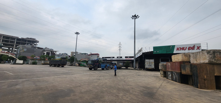 Ngày 23/4/2024, ghi nhận của PV Báo Tri thức và Cuộc sống, bến xe Mỹ Hào cũng không khá khẩm hơn những năm trước. Hiện phần lớn sân bãi của bến xe đều để hoang hoặc tập kết vật dụng. Thậm chí, có một dãy ki-ốt lợp tôn để cho thuê, nhưng đóng cửa. Nhà điều hành ngổn ngang, đóng kín cửa. Duy nhất chỉ có một chiếc xe khách nằm chờ, nhưng ít hoạt động.