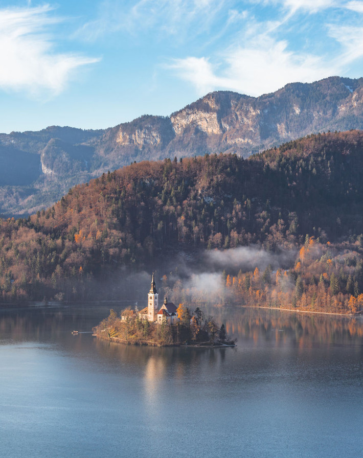 Hồ Bled ở Slovenia là một địa điểm du lịch cực nổi tiếng về lãng mạn và thanh bình. Tới nơi đây, du khách như được tách khỏi chốn nhân gian bon chen, hối hả, sống trong một thế giới mộng mơ với những buổi bình minh ma thuật trong làn sương mù.