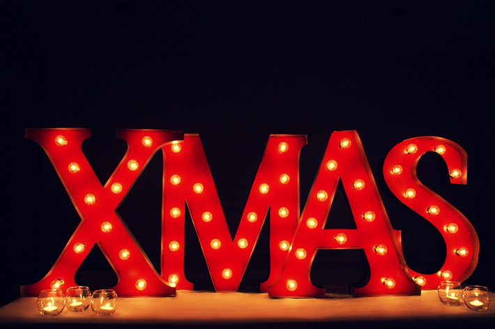 Ký hiệu Xmas là một từ viết tắt, từ này có nguồn gốc từ tiếng Hy Lạp. Trong tiếng Hy Lạp Xristos là Chúa Jesus. Vào thế kỷ thứ XVI, những người châu Âu bắt đầu dùng chữ cái đầu tiên của tên Ðức Chúa là “X” trong tiếng Hy Lạp để viết tắt cho từ Christ trong Christmas.