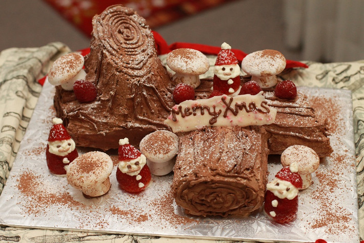 Bánh khúc củi Buche Noel, truyền thống làm bánh khúc củi Buche được cho là từ truyền thuyết tổ tiên người phương Tây thường nhóm củi trong ống khói nhà, họ tin rằng khi đốt lửa, tiếng lách cách kêu càng to thì những ác thần sẽ không dám bén mảng đến. Tuy nhiên, xã hội phát triển, những lò sưởi dùng củi đốt không còn được yêu thích, nên tập tục này cũng dần mất đi. Để lưu giữ lại truyền thống tốt đẹp, một người thợ làm bánh ở Pháp đã làm chiếc bánh ngọt có hình cây củi để mọi người thưởng thức trong đêm Noel và lưu truyền cho đến nay.