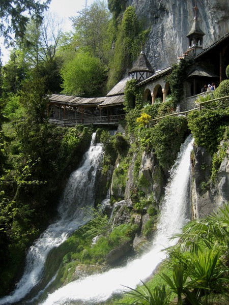 Đây không phải là địa danh hư cấu Rivendell trong bộ phim bom tấn "Chúa tể của những chiếc nhẫn", đây là địa điểm có thật, thuộc thị trấn Interlaken, Thụy Sĩ.