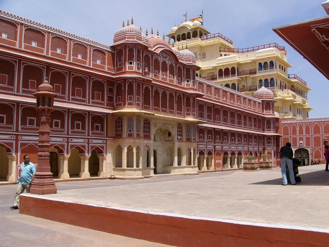 Bạn sẽ được chiêm ngưỡng địa điểm đẹp như cổ tích khi đến thành phố Jaipur, Ấn Độ. Nơi đây được mệnh danh là “thành phố màu hồng” với những tòa nhà kiến trúc cổ xưa và được xây bằng đá hoa cương màu hồng tuyệt đẹp.