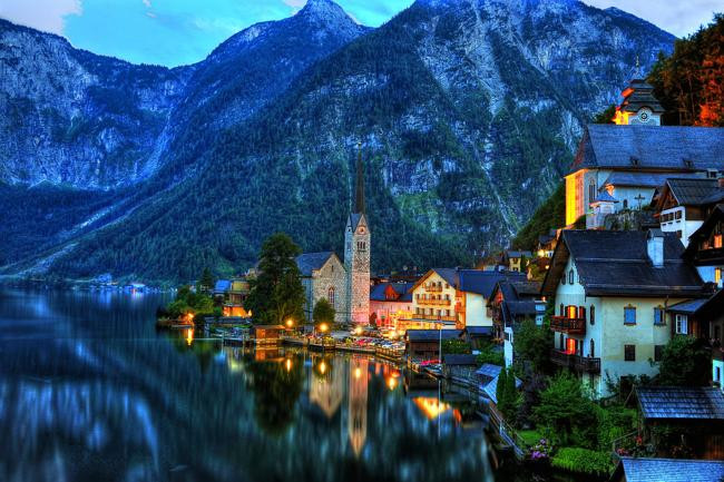 Thị trấn Hallstatt, Áo nằm soi mình bên hồ nước phẳng lặng như gương và in bóng những tòa nhà đẹp cổ kính, quyến rũ.